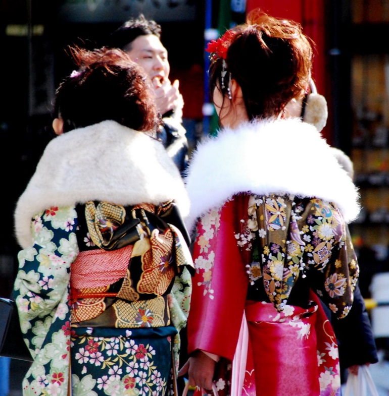 girls became 20 years old wearing furisode